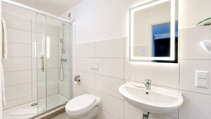 Business Single Room | Bathroom | Shower, free toiletries, hair dryer, slippers - Kaiserhof (Lehrte)