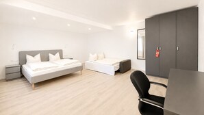 Business Quadruple Room | 1 bedroom, premium bedding, in-room safe, desk - Kaiserhof (Lehrte)