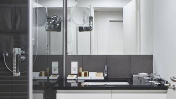 Studio | Badkamer | Gratis toiletartikelen, een haardroger, pantoffels, handdoeken