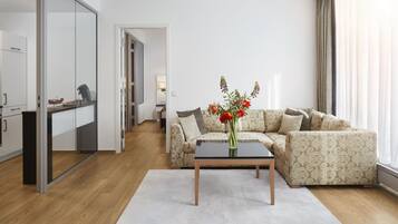 Suite Junior | Meja kerja, ruang kerja ramah laptop, dan tirai kedap cahaya