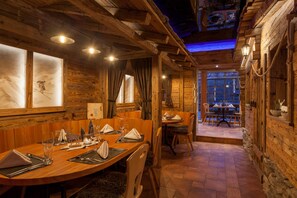 供應午餐和晚餐,露天餐廳