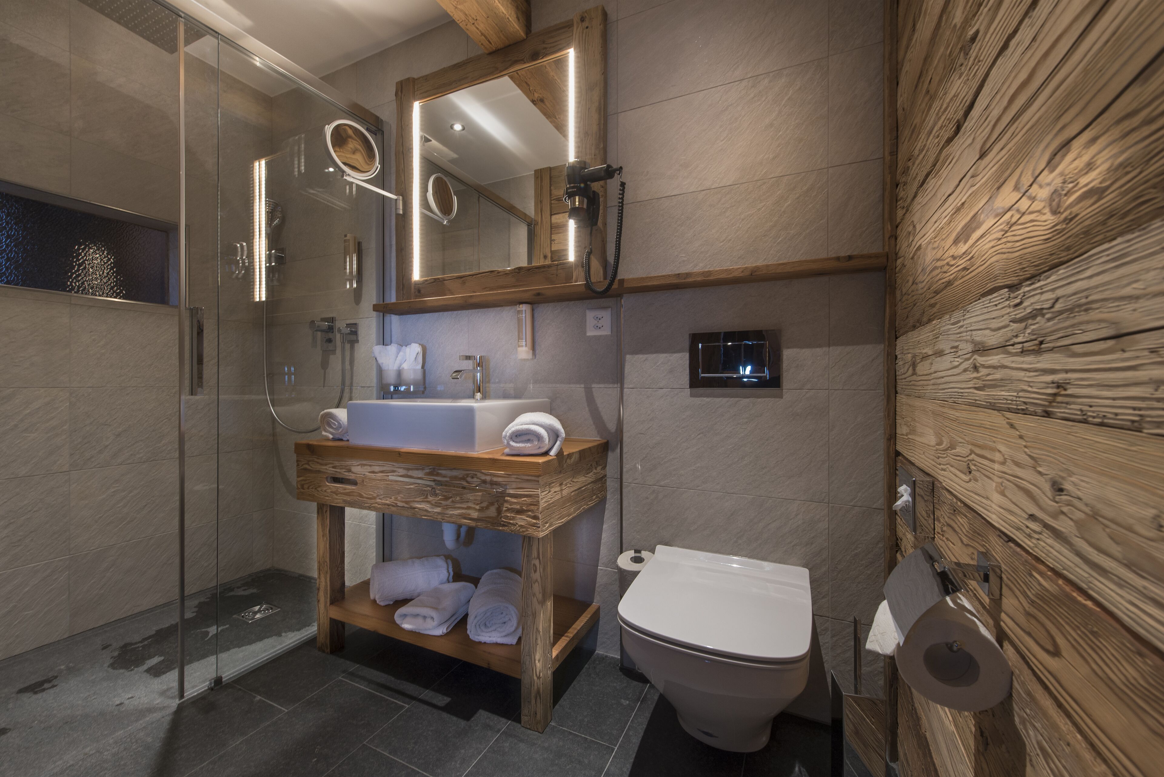 junior suite mountain lodge, annex | bathroom | rainfall showerhead, free toiletries, hair dryer, bathrobes