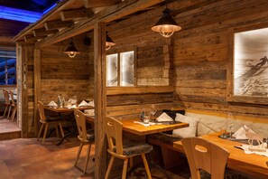Déjeuner et dîner servis sur place, restauration en plein air