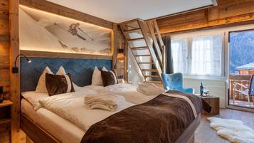 Habitación cuádruple Deluxe, balcón | Ropa de cama hipoalergénica, caja fuerte, escritorio