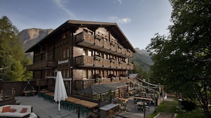 Un bâtiment en bois doté de balcons, d’un restaurant et d’une terrasse.