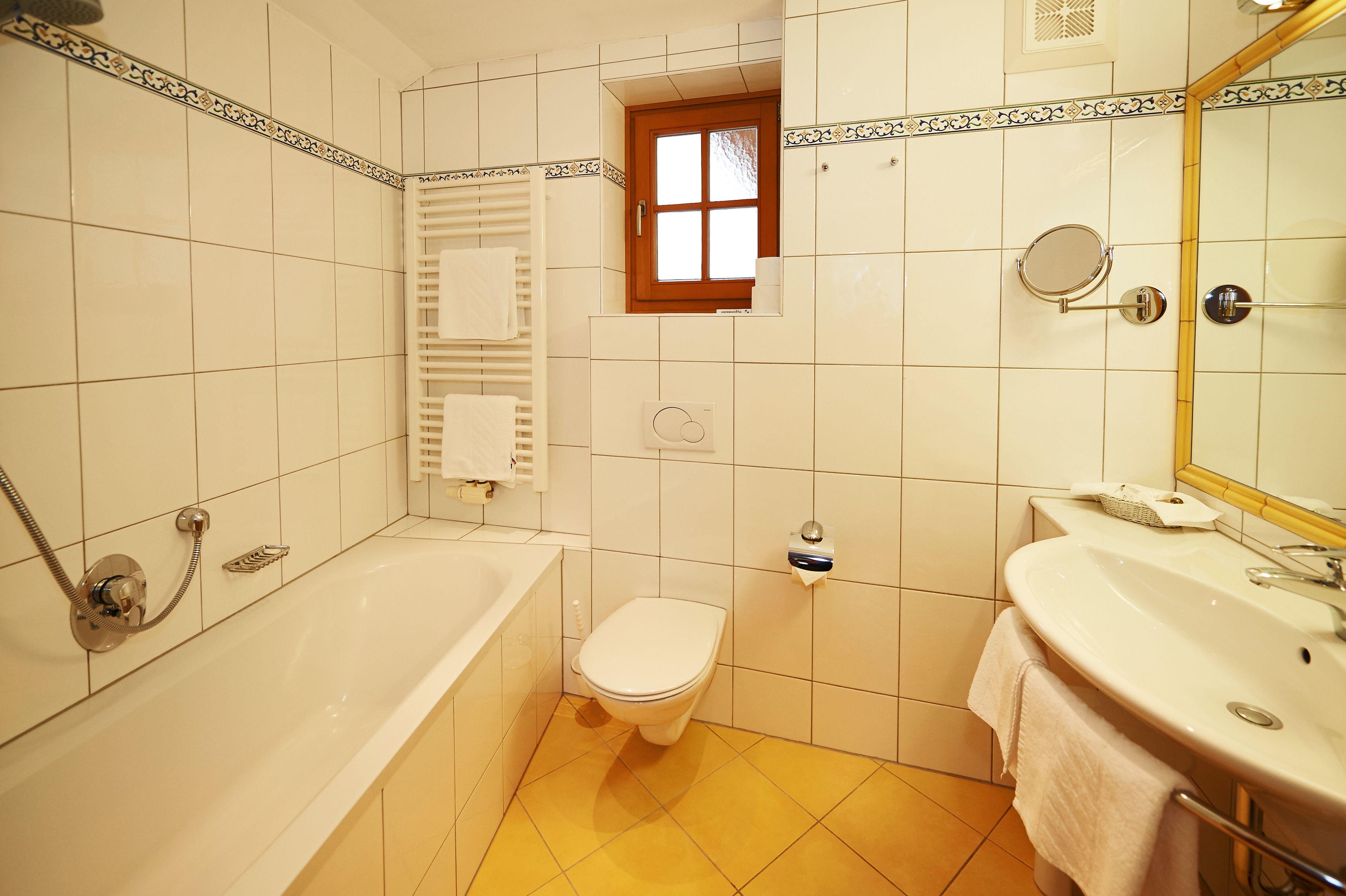 comfort studio (mozart) | bathroom | free toiletries, hair dryer, bathrobes, towels