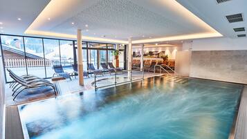 Alberca techada y camastros