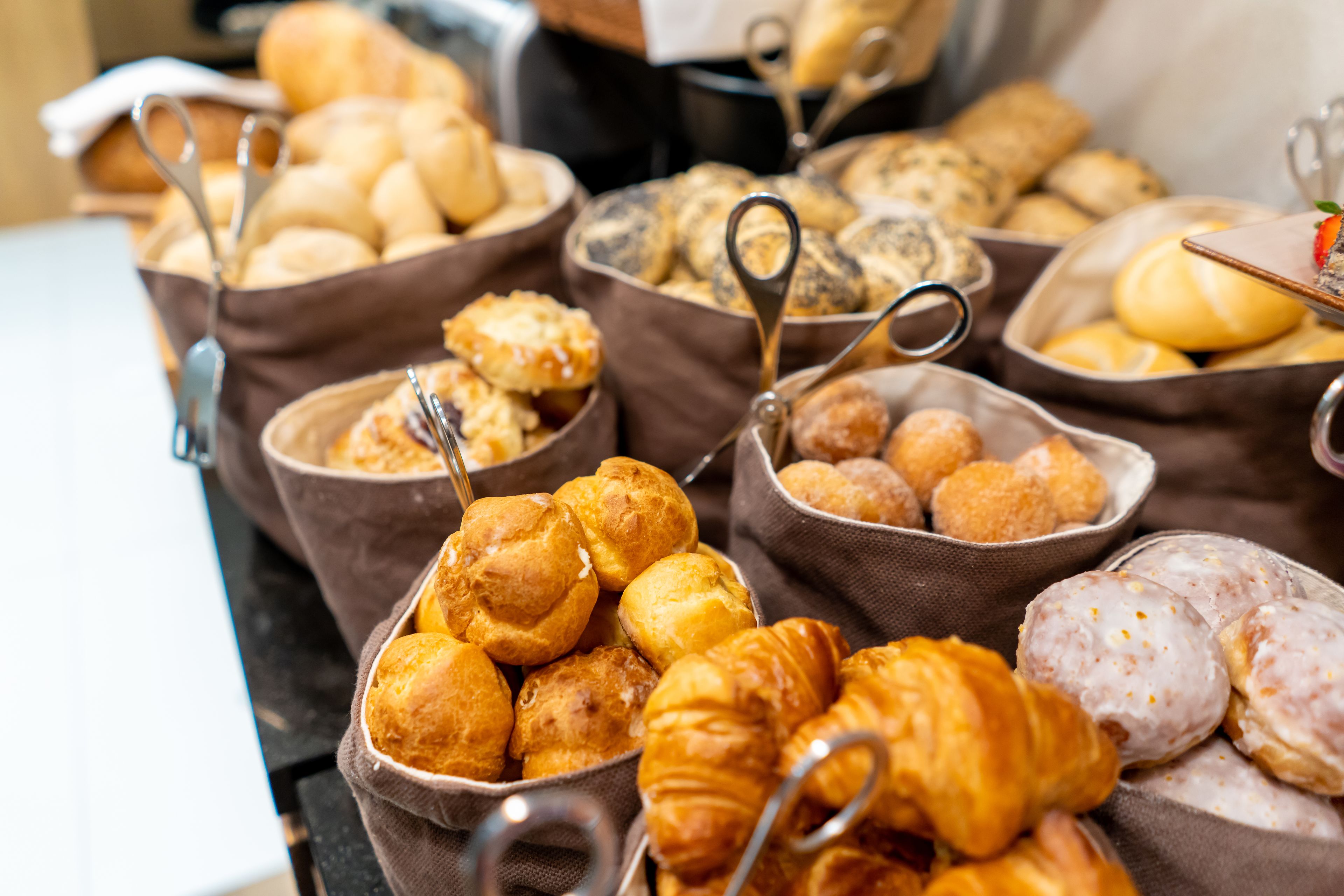 daily buffet breakfast (pln 39 per person)