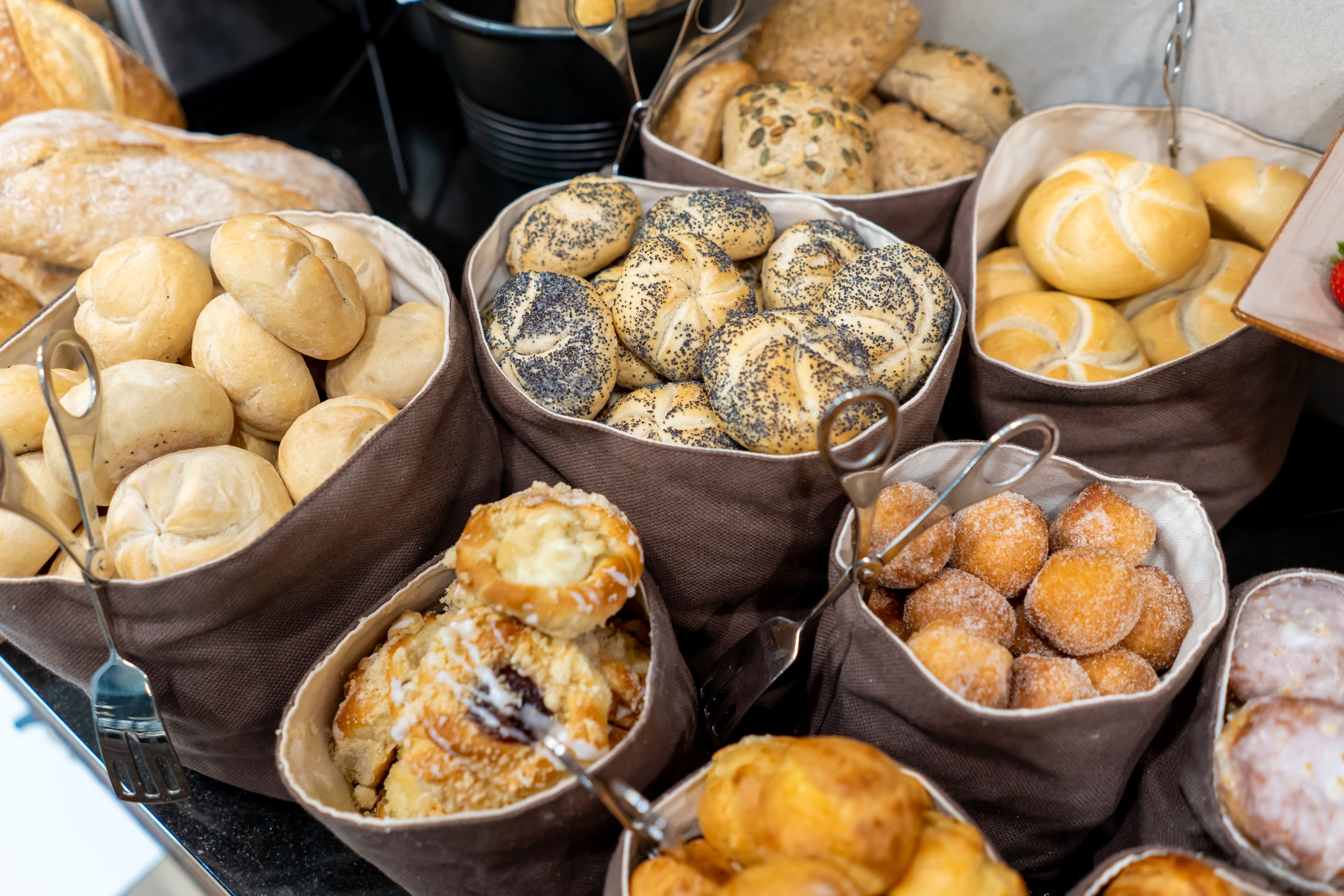 daily buffet breakfast (pln 39 per person)