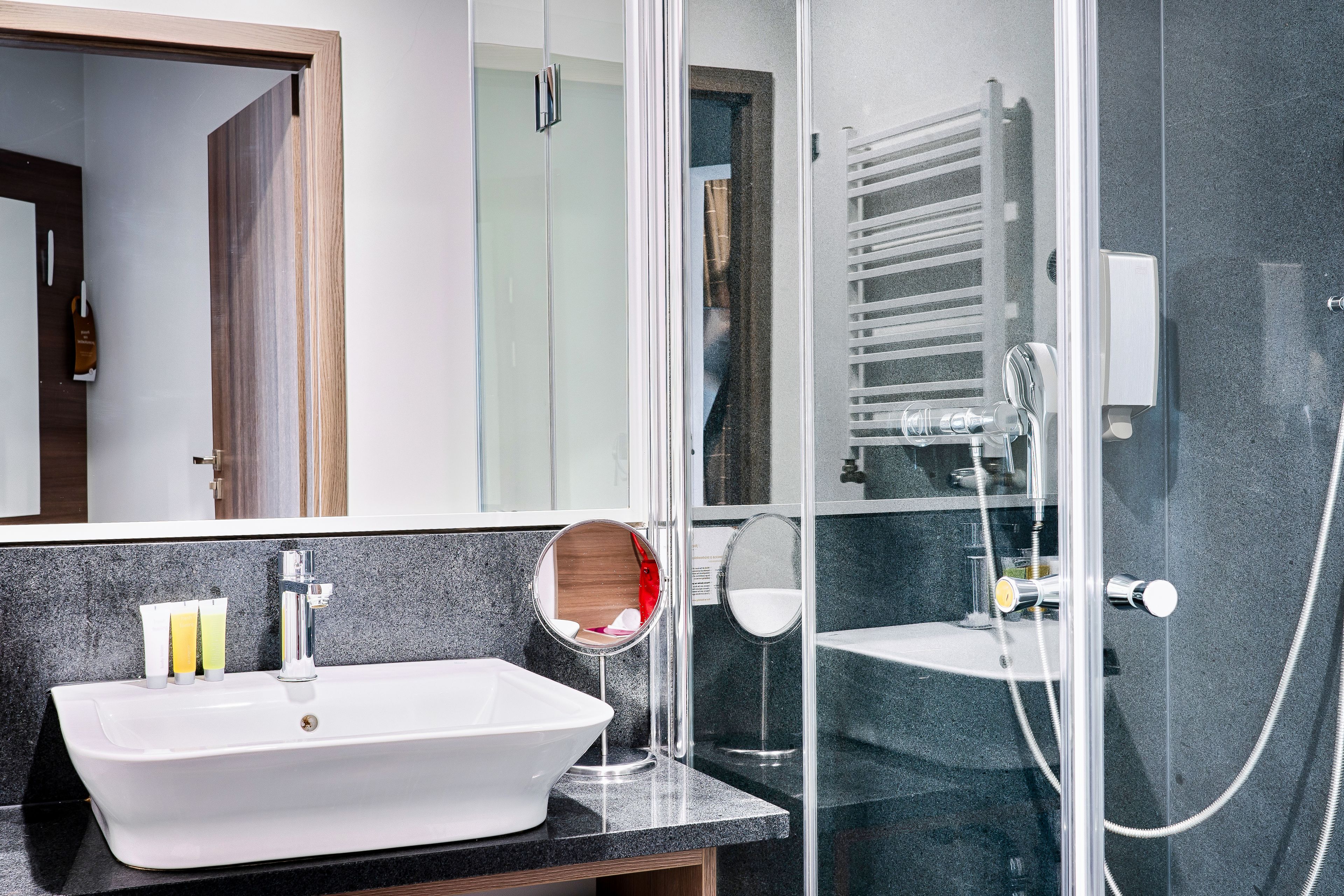 single room | premium bedding, in-room safe, desk, laptop workspace