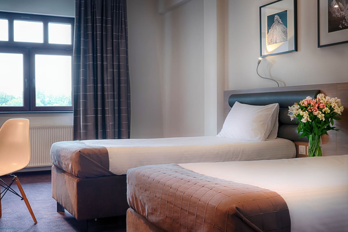 standard twin room | premium bedding, in-room safe, desk, laptop workspace