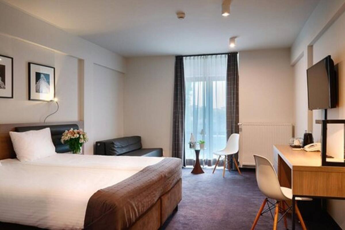 Premium Double or Twin Room | Premium bedding, in-room safe, desk, laptop workspace