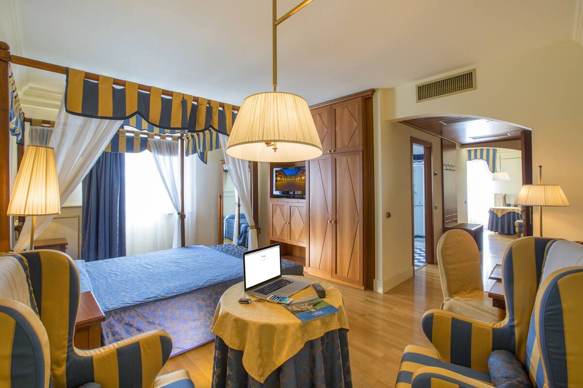 Suite | Living room | Flat-screen TV