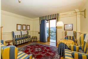 Suíte | Sala de estar | TV de tela plana