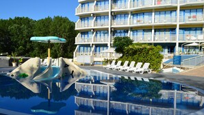 A hotel with a pool, multiple balconies, and lounge chairs. - Aquamarine Hotel (Nessebar)