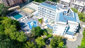 A hotel with a swimming pool, a tennis court, and a large building with multiple floors. - Aquamarine Hotel (Nessebar)