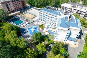 A hotel with a swimming pool, a tennis court, and a large building with multiple floors. - Aquamarine Hotel (Nessebar)