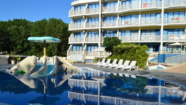 A hotel with a pool, multiple balconies, and lounge chairs. - Aquamarine Hotel (Nessebar)