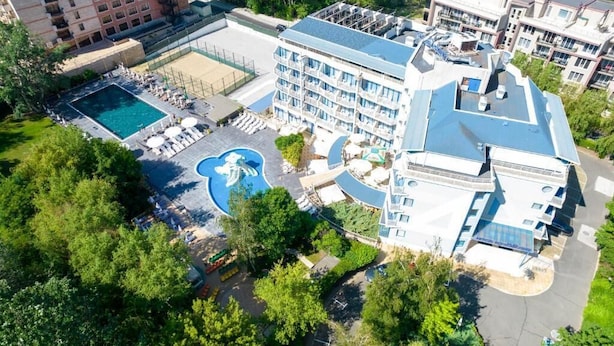 A hotel with a swimming pool, a tennis court, and a large building with multiple floors. - Aquamarine Hotel (Nessebar)