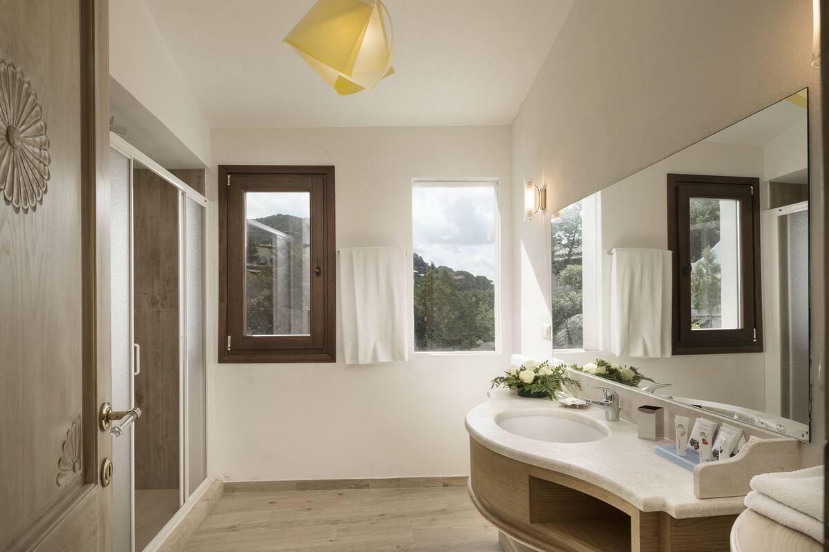 luxury room, 1 bedroom, ocean view | 1 bedroom, minibar, in-room safe, free wifi