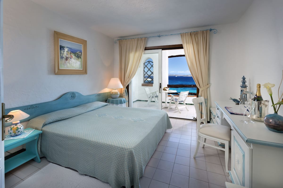 Habitación doble, vista al mar | Minibar, caja de seguridad en la habitación, wifi gratis y ropa de cama