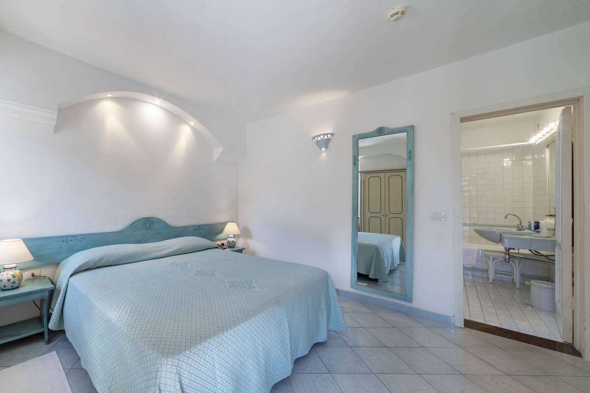 Minibar, caja de seguridad en la habitación, wifi gratis y ropa de cama