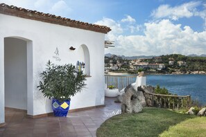 Luxury Room, 1 Bedroom, Ocean View | Minibar, in-room safe, free WiFi, bed sheets