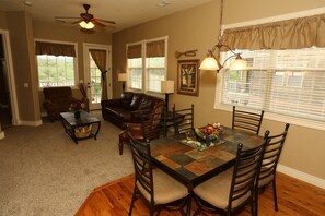 Deluxe Condo, 2 Bedrooms, Non Smoking, Kitchen | In-room dining