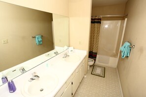 Condo, 2 Bedrooms, Non Smoking, Kitchen | Bathroom | Combined shower/bathtub, jetted bath, hair dryer, towels