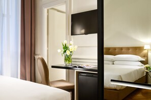 Habitación clásica | Ropa de cama hipoalergénica, edredones de plumas, minibar y caja fuerte