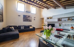 Royal Apartment | Área de sala de estar | Televisión de pantalla plana 