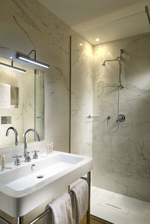 Hypo-allergenic bedding, down comforters, minibar, in-room safe - Splendor Suite Rome - Suites and Apartments (Rome)