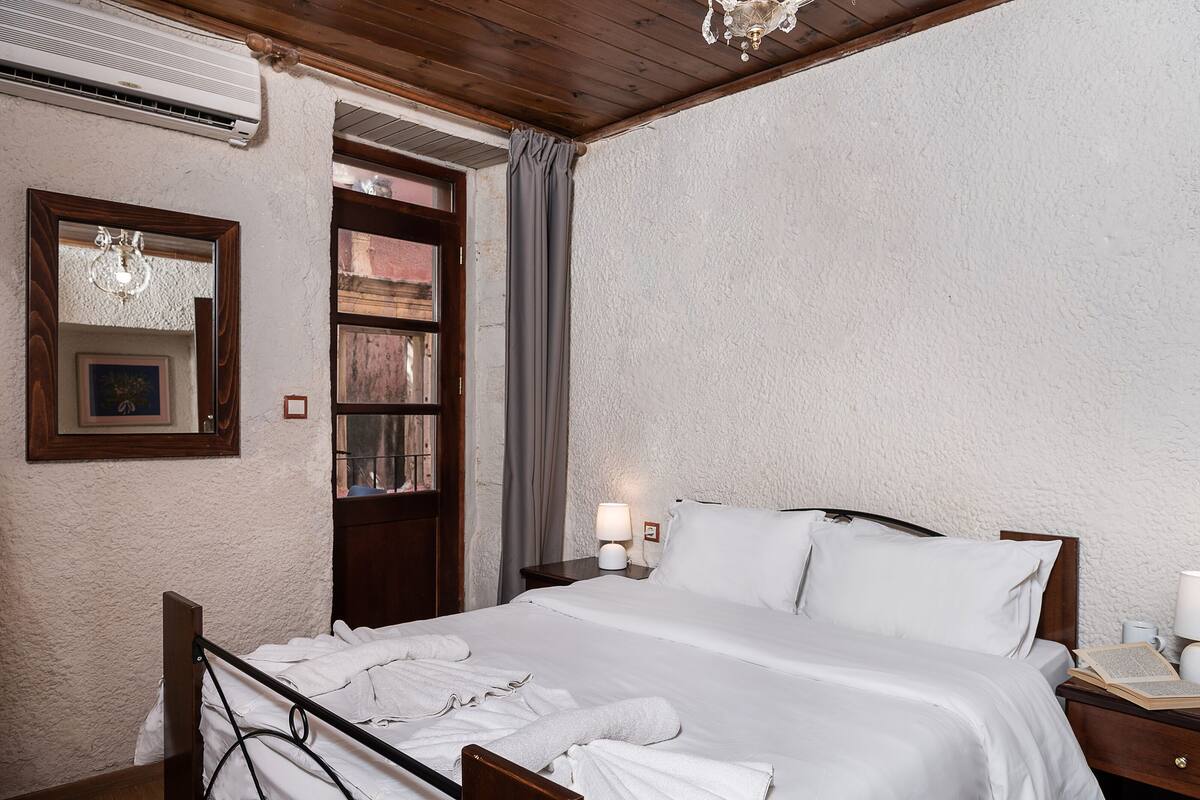 In-room safe, desk, laptop workspace, blackout curtains