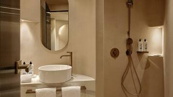 Deluxe Suite, Balcony, Sea View | Bathroom