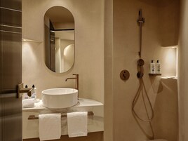 Deluxe Σουίτα, Μπαλκόνι, Θέα στη Θάλασσα | Μπάνιο | Ντουζιέρα, ντους βροχής, επώνυμα προϊόντα προσωπικής περιποίησης
