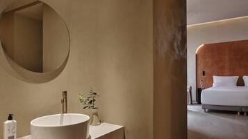 Junior Suite, City View | Bathroom | Shower, rainfall showerhead, free toiletries, hair dryer