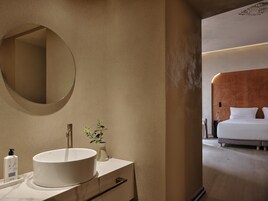 Junior Suite, City View | Bathroom | Shower, rainfall showerhead, free toiletries, hair dryer