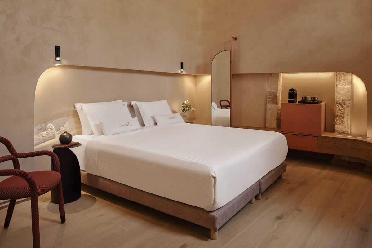 Caja de seguridad en la habitación y escritorio