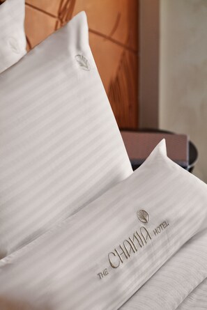 Suite Junior, vue ville | Coffres-forts dans les chambres, bureau