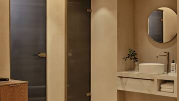 Deluxe-Doppelzimmer, Stadtblick | Badezimmer | Dusche, Regendusche, kostenlose Toilettenartikel, Haartrockner