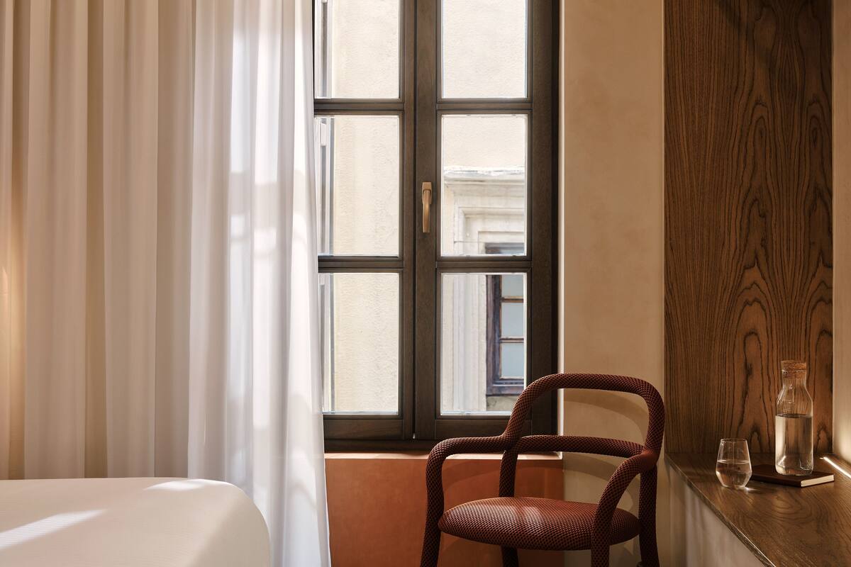 Caja de seguridad en la habitación y escritorio