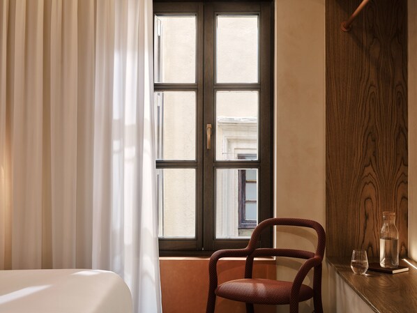 Chambre Double Deluxe, vue ville | Coffres-forts dans les chambres, bureau