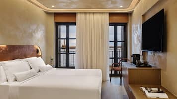 Deluxe-Suite, Balkon, Meerblick | Zimmersafe, Schreibtisch, laptopgeeigneter Arbeitsplatz