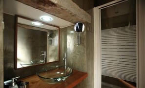 슈피리어 스튜디오 | 욕실 | 샤워 시설, 헤어드라이어