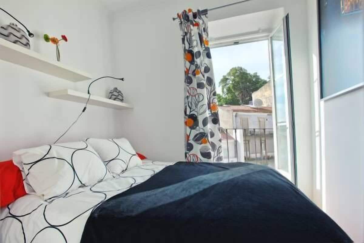 Apartamento, cocina básica, vistas al río (2nd Floor) | Tabla de planchar con plancha, camas supletorias, wifi gratis