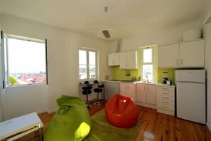 Leilighet, tekjøkken, elveutsikt | Strykejern/-brett, ekstrasenger (mot et tillegg) og wi-fi (inkludert)