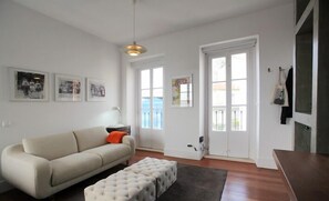 Studio supérieur | Aire de séjour | Téléviseur à écran plat