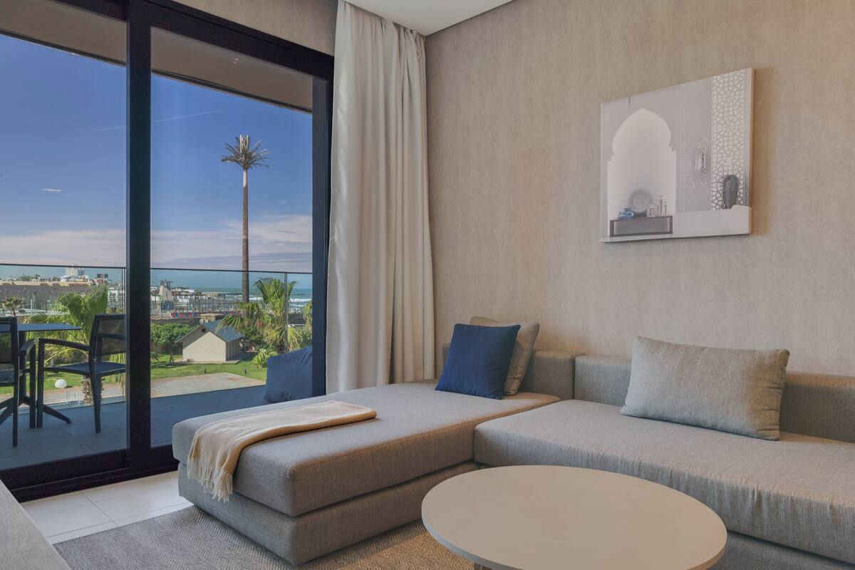 Suite Premium (Superior) | Caja fuerte, escritorio, cortinas opacas y sistema de insonorización