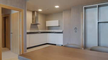 Fridge, stovetop, electric kettle
