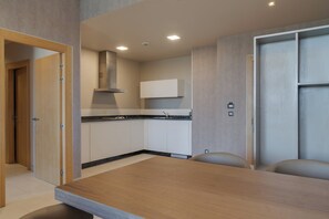 Frigorífico, placa de cocina y hervidor eléctrico